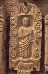 Stele mit einer menschlichen Figur